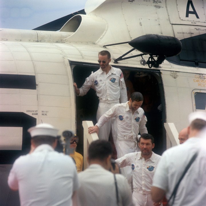 2048px-RECOVERY_-_APOLLO_7_DVIDS681742