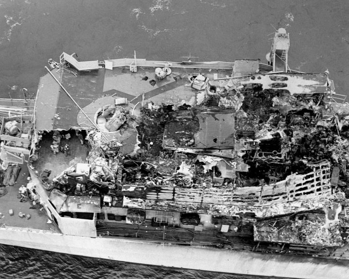 DN-SN-87-07295_USS_Belknap_damaged_superstructure_after_collision.JPEG