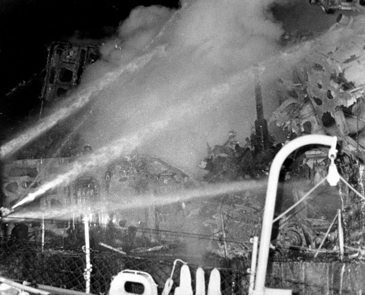 USS_Belknap_firefighting_19751122